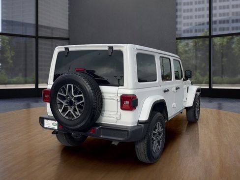 Used 2025 Jeep Wrangler Sahara image 5