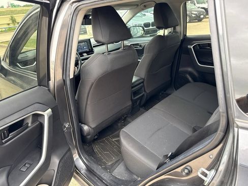 Used 2021 Toyota RAV4 LE FWD image 7