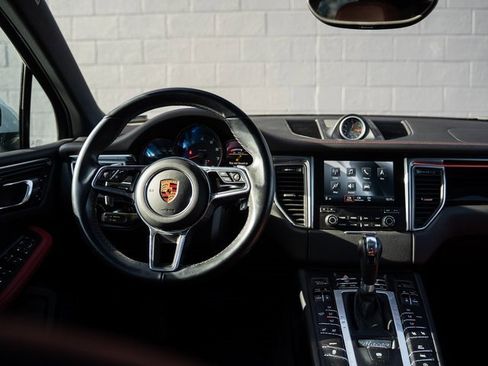 Certified 2018 Porsche Macan image 21