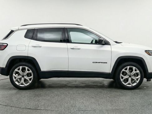 Used 2025 Jeep Compass Latitude image 11