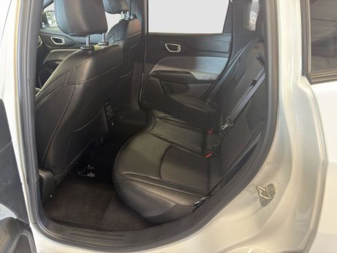 Used 2024 Jeep Compass Latitude AWD/4WD image 23