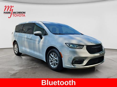 Used 2023 Chrysler Pacifica Touring-L FWD image 5