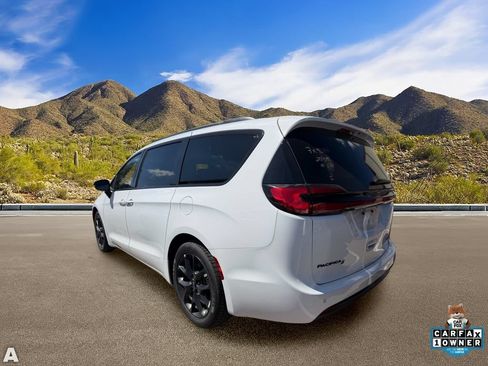 Used 2025 Chrysler Pacifica Limited FWD image 3