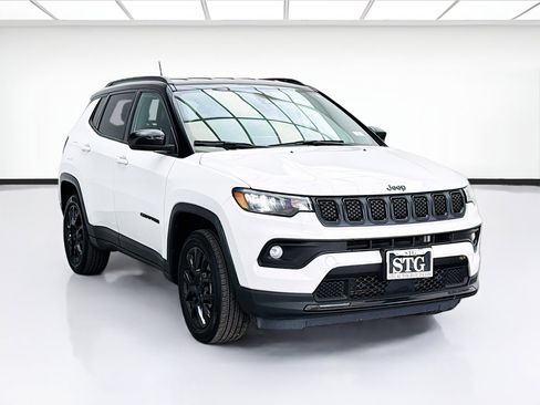 Used 2023 Jeep Compass Latitude AWD/4WD image 3