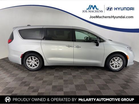 Used 2024 Chrysler Pacifica Touring-L image 4