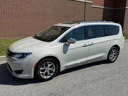 Used 2017 Chrysler Pacifica Limited w/ UConnect Theater Package FWD image 3