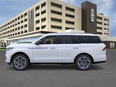 New 2025 Lincoln Navigator Reserve image 3