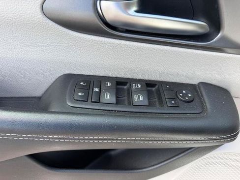 Used 2023 Chrysler Pacifica Touring-L FWD image 21