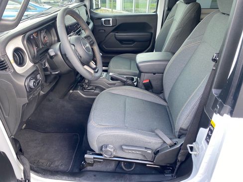 Used 2025 Jeep Wrangler Sport AWD/4WD image 9