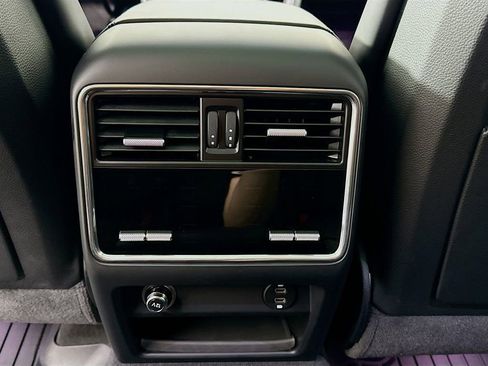 Used 2023 Porsche Cayenne Platinum Edition image 27