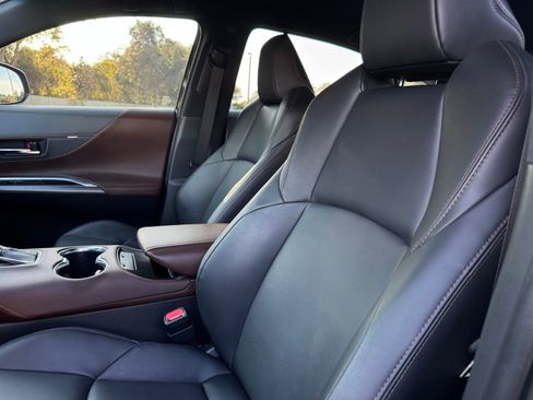 Used 2023 Toyota Venza XLE image 36