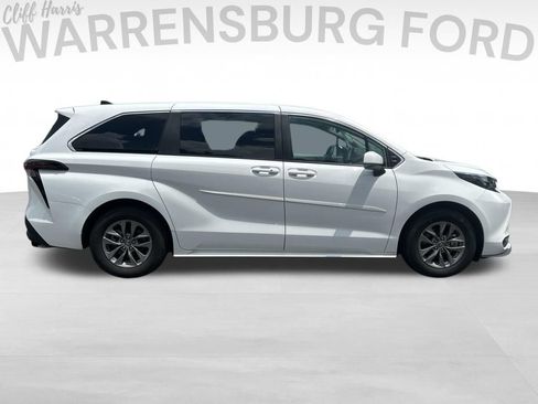Used 2025 Toyota Sienna LE AWD/4WD image 8