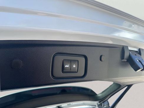 Used 2025 Nissan Pathfinder SL AWD/4WD image 38