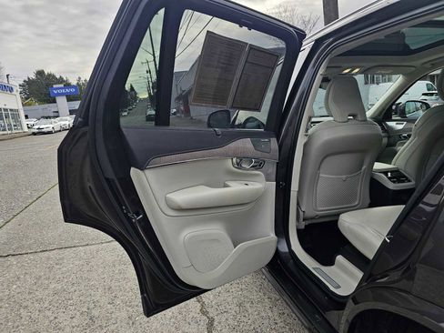 Used 2023 Volvo XC90 T8 Ultimate w/ Lounge Package image 18