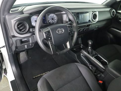 Used 2017 Toyota Tacoma TRD Off-Road image 9