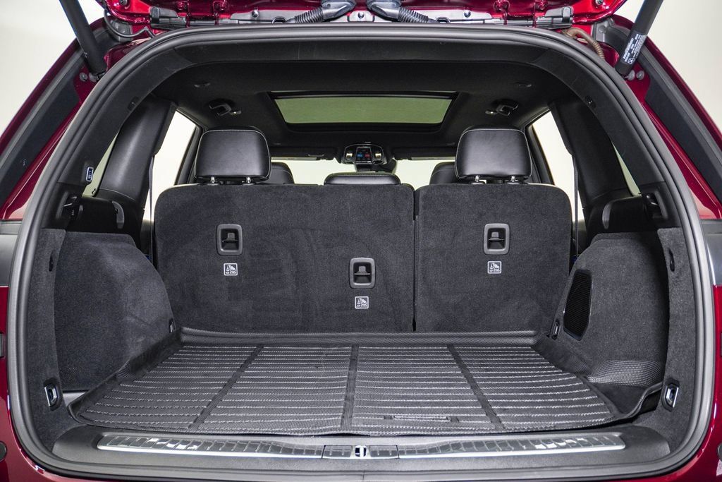 Used 2023 Jeep Grand Cherokee Overland AWD/4WD image 27