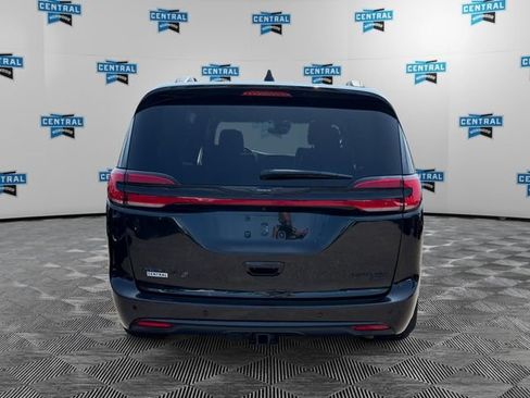 Used 2023 Chrysler Pacifica Limited w/ S Appearance Package AWD/4WD image 4