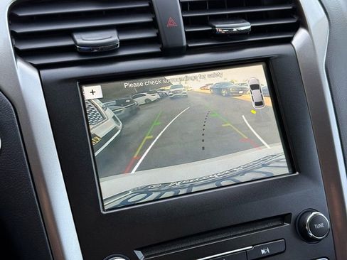 Used 2018 Ford Fusion SE image 3