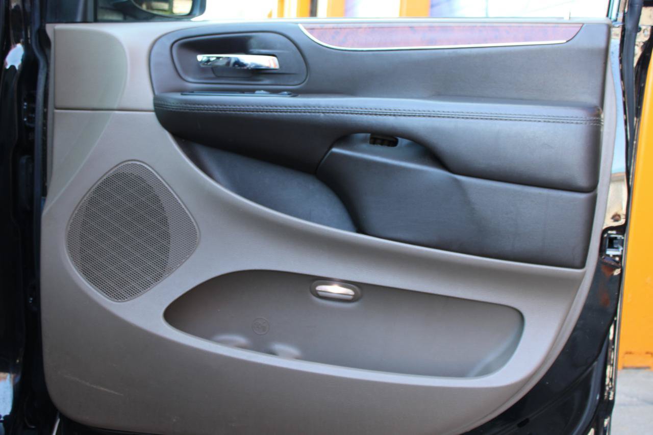 Used 2015 Chrysler Town & Country Touring-L w/ Driver Convenience Group FWD image 47