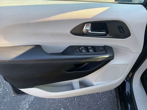 Used 2023 Chrysler Pacifica Touring-L w/ Uconnect Theater Family Group image 15