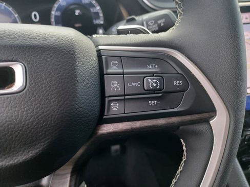 Used 2023 Jeep Grand Cherokee Limited image 15