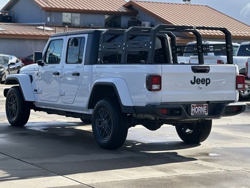 Used 2025 Jeep Gladiator Sport image 5