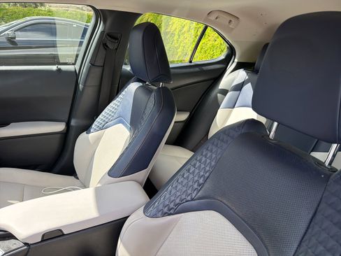 Used 2019 Lexus UX 200 w/ Premium Package image 6