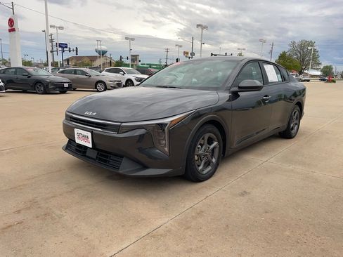 Used 2025 Kia K4 FWD image 2