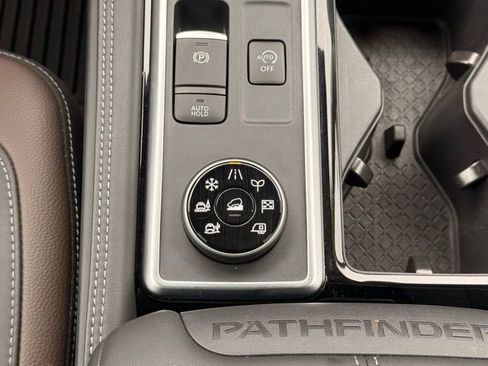 Certified 2025 Nissan Pathfinder Platinum image 33