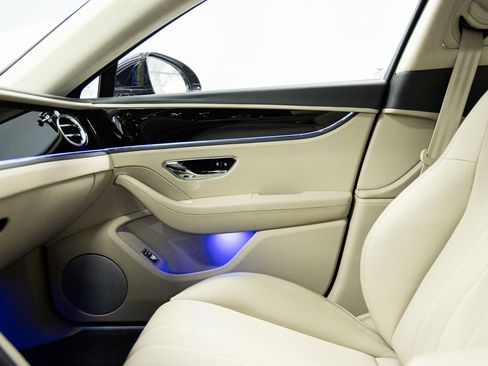 Used 2023 Bentley Flying Spur V8 image 31