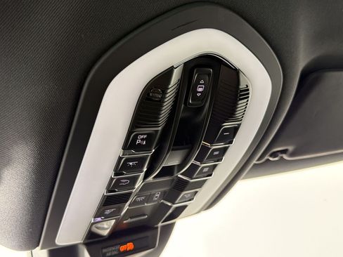 Certified 2024 Porsche Macan AWD/4WD image 17