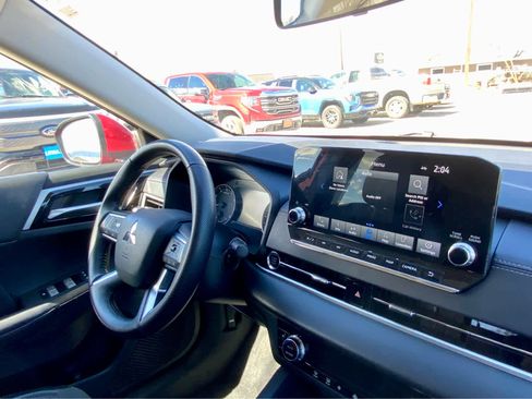 Used 2024 Mitsubishi Outlander SE image 36