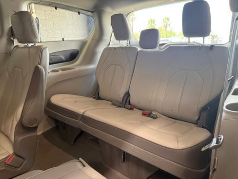 Used 2018 Chrysler Pacifica Touring-L Plus w/ Advanced Safetytec Group FWD image 25