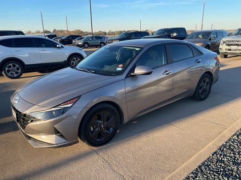 Used 2023 Hyundai Elantra SEL image 4