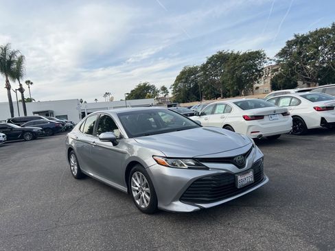 Used 2018 Toyota Camry LE image 2
