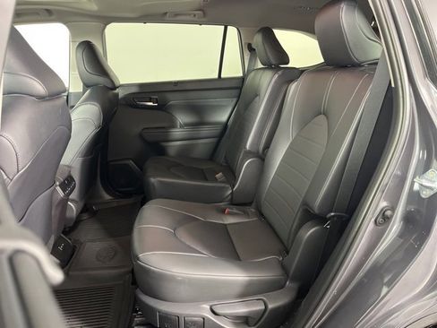 Used 2025 Toyota Highlander XLE image 15
