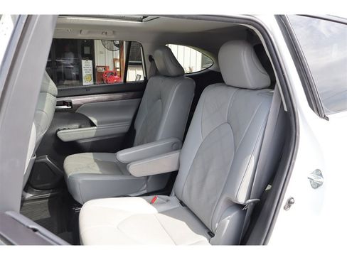 Used 2021 Toyota Highlander Platinum FWD image 23