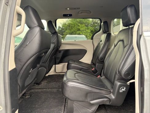 Used 2022 Chrysler Pacifica Touring-L FWD image 15