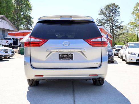 Used 2015 Toyota Sienna XLE FWD image 5