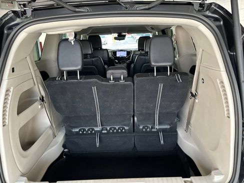 Used 2024 Chrysler Pacifica Touring-L FWD image 21