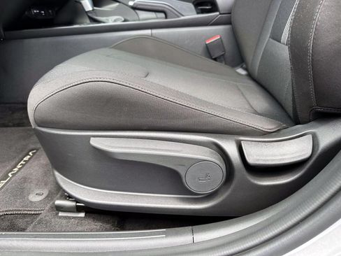Used 2025 Hyundai Elantra SE FWD image 11