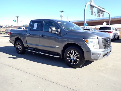 Used 2021 Nissan Titan SV w/ SV Convenience Package image 6