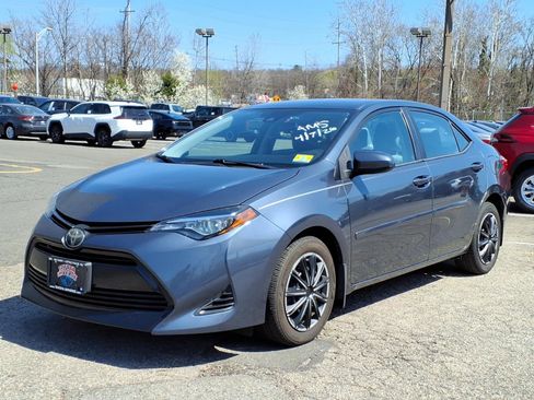 Used 2019 Toyota Corolla LE image 3