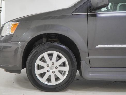 Used 2016 Chrysler Town & Country Touring w/ Driver Convenience Group FWD image 16
