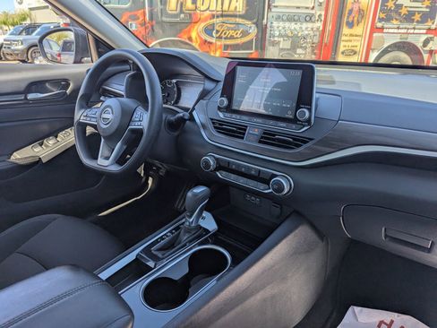 Used 2024 Nissan Altima 2.5 SV image 12
