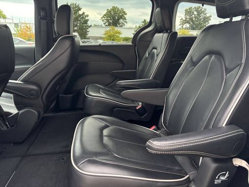 Used 2025 Chrysler Pacifica Limited FWD image 29