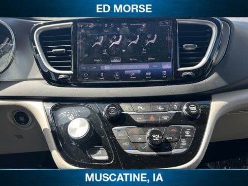 Used 2023 Chrysler Pacifica Touring-L FWD image 11