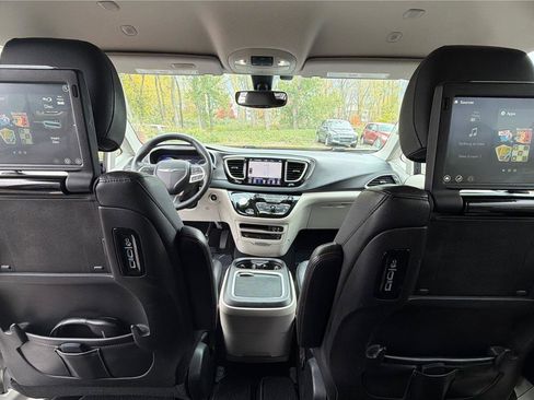 Used 2020 Chrysler Pacifica Touring-L Plus image 39