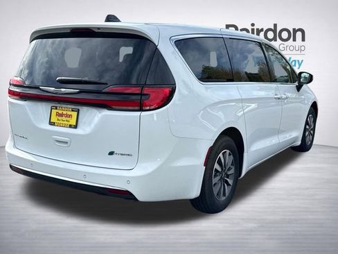 Used 2023 Chrysler Pacifica Touring-L FWD image 9