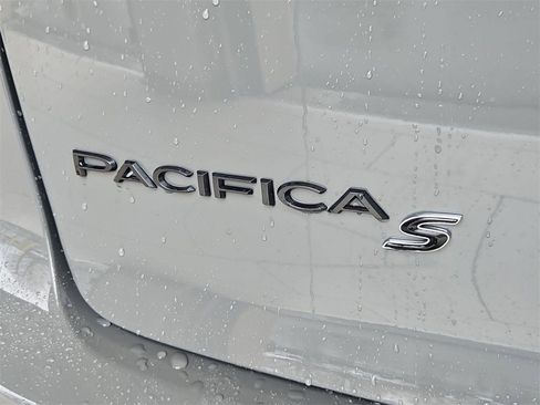 Used 2022 Chrysler Pacifica Touring-L w/ S Appearance Package image 26